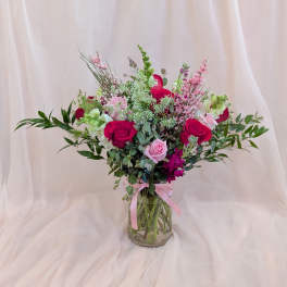 Bouquet of pink and red roses in a clear glass vase