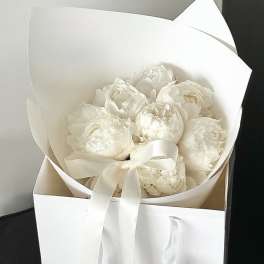 White Peonies to Make Your Day
