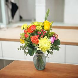 Mixed bouquet of roses and chrysanthemums in a glass vase