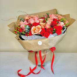 Bouquet of coffee and red roses.