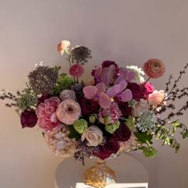Mixed pink and burgundy bouquet in a decorative glass vase