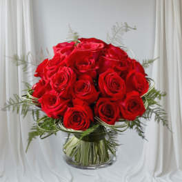 Red rose bouquet in a clear glass vase