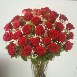 Bouquet of red roses in a clear glass vase
