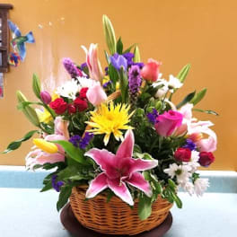 BASKET ARRANGEMENT WITH MIXED COLOR FLOWERS