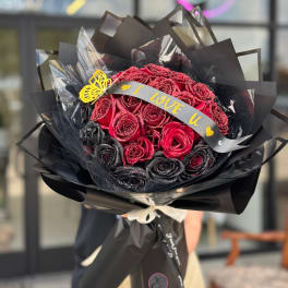 Bouquet of red and black roses with a "I love u" ribbon