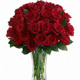 Bouquet of red roses in a clear glass vase