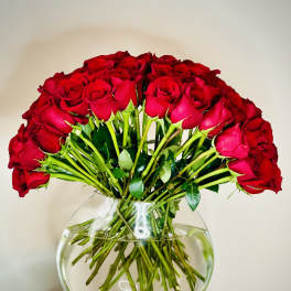Bouquet of red roses in a clear glass vase