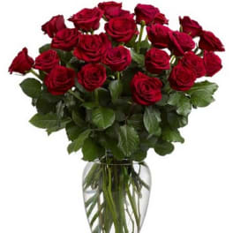Bouquet of red roses in a clear glass vase