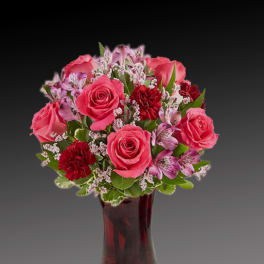 Pink and red mixed bouquet in a glass vase