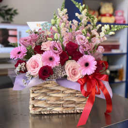 Canasta con rosas, gerberas, lisianthus y snapdragon en Bay Shore