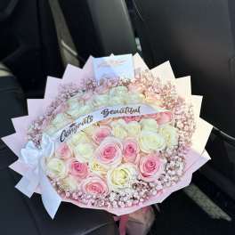 Ramo de 50 rosas y babys breath (incluye listón)