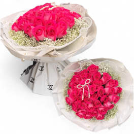 Hot pink rose with baby’s breath