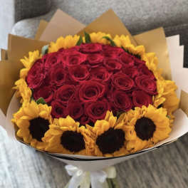 Bouquet of red roses surrounded by yellow sunflowers
