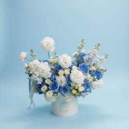 Blue and white rose bouquet in a white hatbox