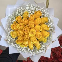 Yellow Buchón w/ Baby breath rim