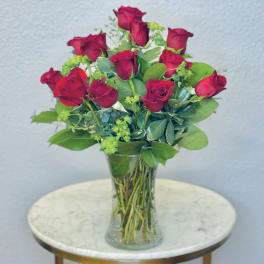 Bouquet of red roses in a clear glass vase