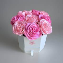 Pink rose bouquet in a white box with a small flower decoration