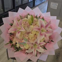 Ramo de rosas con lilis