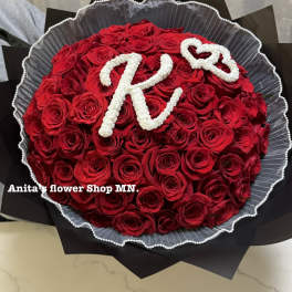 Initial letter Bouquet of red roses .