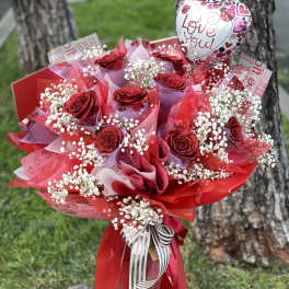 Red rose bouquet with baby’s breath and a heart-shaped "Love you" balloon