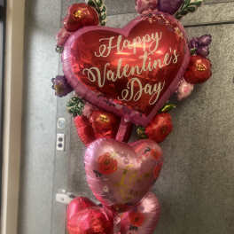Heart-shaped Valentine’s Day balloon bouquet with pink and red floral balloons