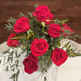 Bouquet of red roses in a clear glass vase