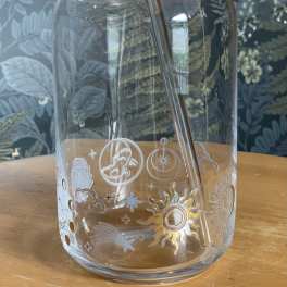 Clear glass tumbler with bamboo lid and metal straw