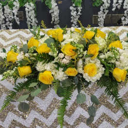 Main center piece for special events yellow roses and white hydrangeas