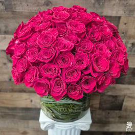 Bouquet of hot pink roses in a glass vase