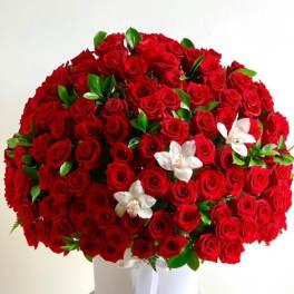 Large bouquet of red roses with white orchids in a white hat box