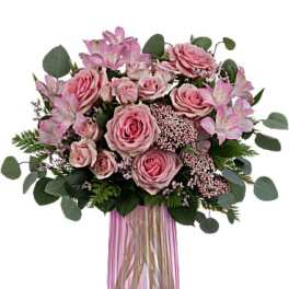 Pink rose bouquet in a pink glass vase