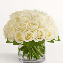 Bouquet of white roses in a clear glass vase