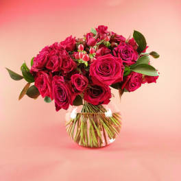 Bouquet of deep pink roses in a clear glass vase