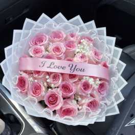 Pink rose bouquet with a ribbon that says I Love You
