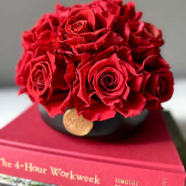 Red rose bouquet in a black round box