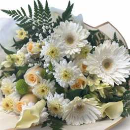Bouquet of white daisies, pale roses, and calla lilies