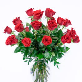 Bouquet of red roses in a clear glass vase