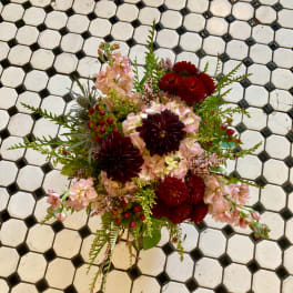 Mixed bouquet with dark red and pale pink flowers