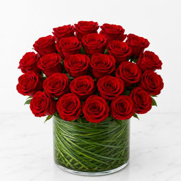 Bouquet of red roses in a clear glass vase