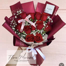 Dozen roses with babies breath
