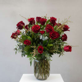 Bouquet of red roses in a clear glass vase