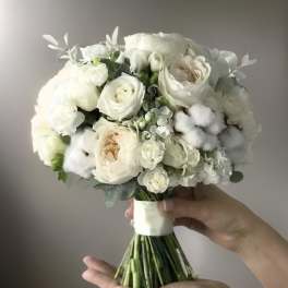 White bouquet of roses and ranunculus with cotton accents