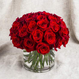 Red rose bouquet in a clear glass vase