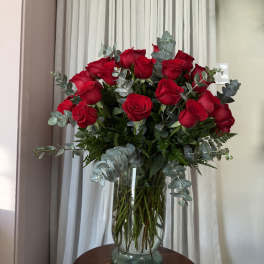 Bouquet of red roses in a clear glass vase