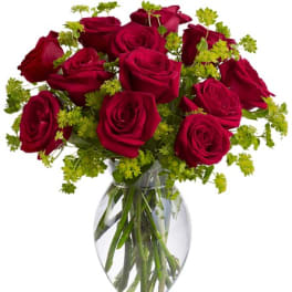 Bouquet of red roses in a clear glass vase