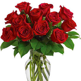 Bouquet of red roses in a clear glass vase
