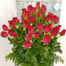 Bouquet of red roses in a glass vase