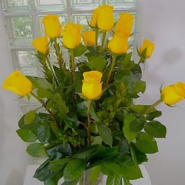 Bouquet of yellow roses in a clear glass vase