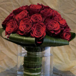 Bouquet of red roses in a clear glass vase
