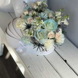 Pastel rose bouquet in a white hat box